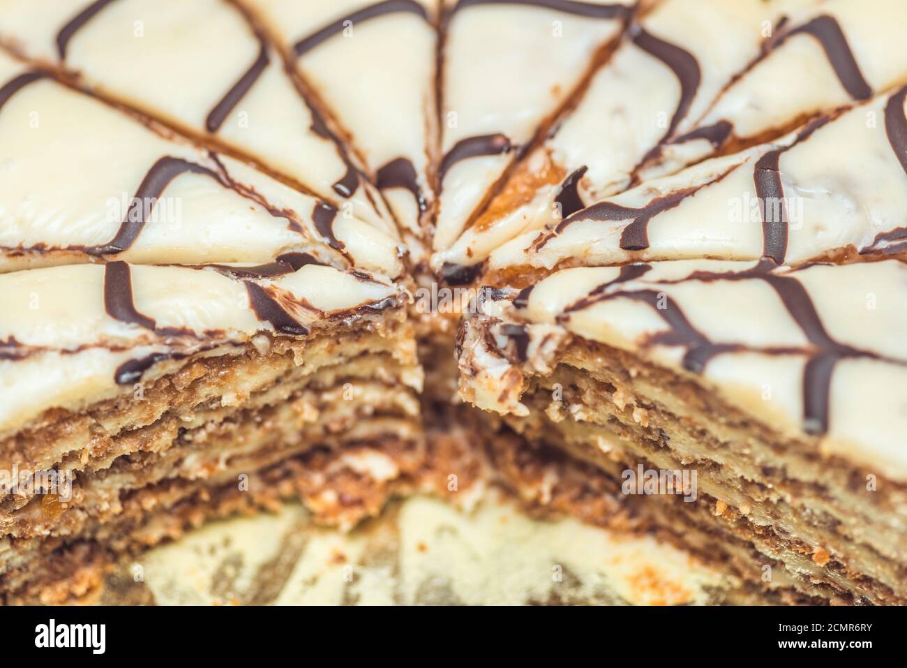 Gâteau à la torte Esterhazy coupé en morceaux . Recette authentique, dessert hongrois et autrichien, vue d'en haut, gros plan. Sélectif FO Banque D'Images