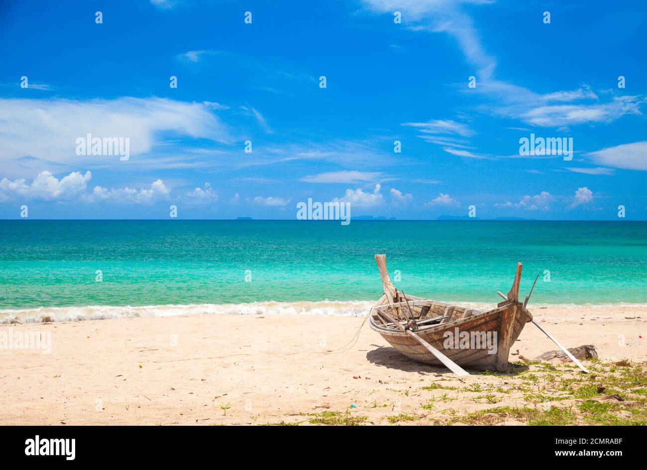 Plage et bateau de pêche, Koh Lanta, Thaïlande Banque D'Images
