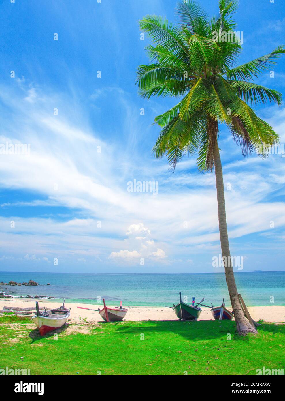 Plage et bateau de pêche, Koh Lanta, Thaïlande Banque D'Images