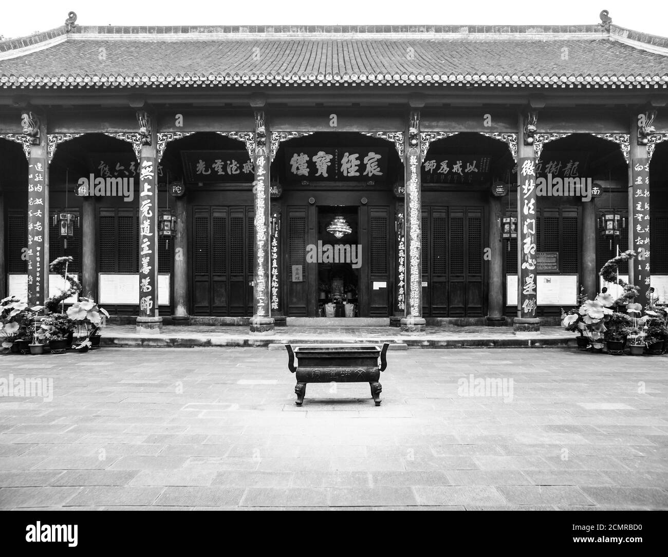 Cour dans le monastère bouddhiste de Wenshu, Manjushri, Chengdu dans la province du Sichuan, Chine, image en noir et blanc Banque D'Images