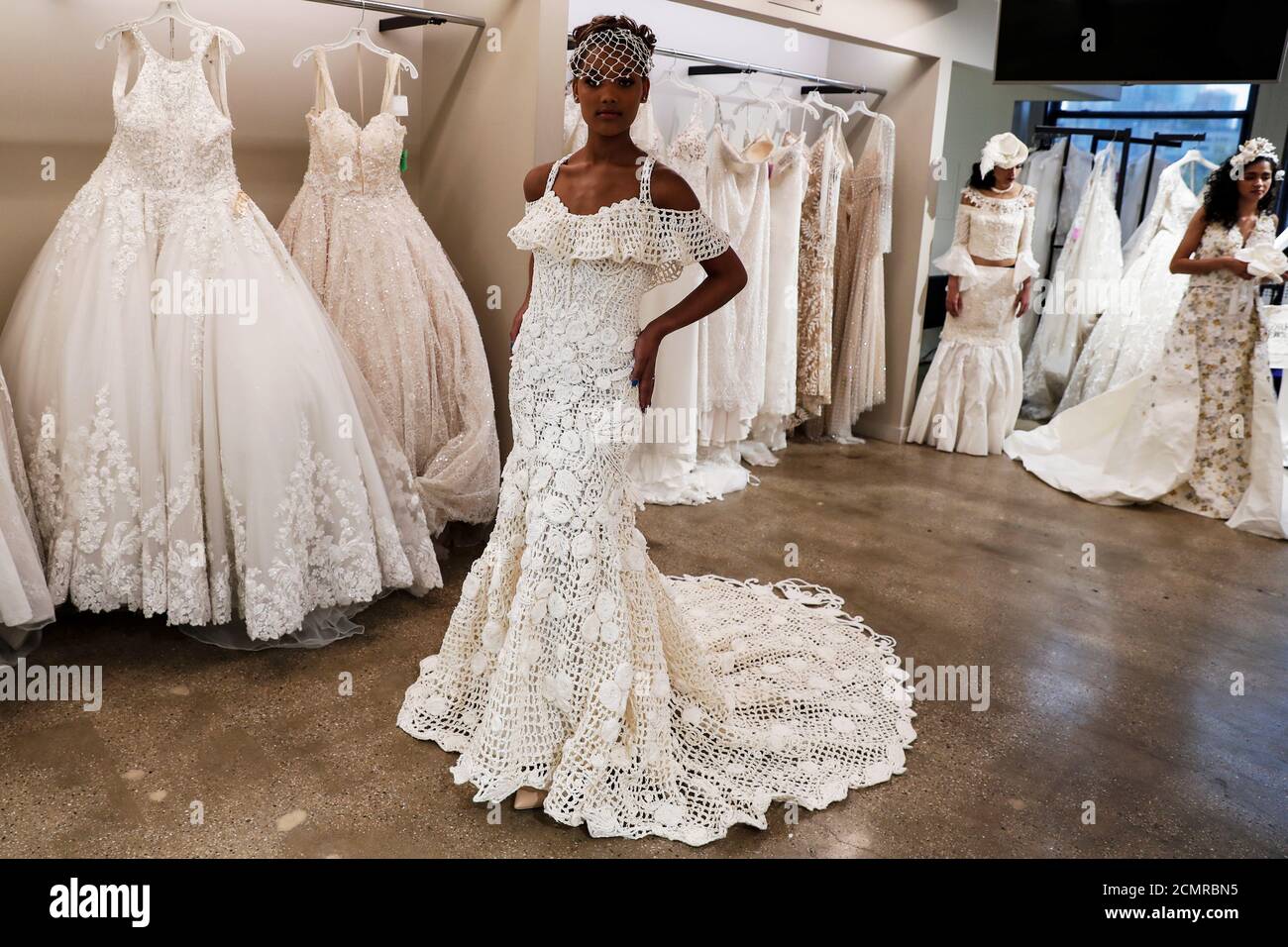 Un modèle présente la robe de mariage gagnante faite de papier toilette par  le designer Mimoza Haska nommé "Celestial Rose" après le 15e Concours  annuel de papier toilette robe de mariage à