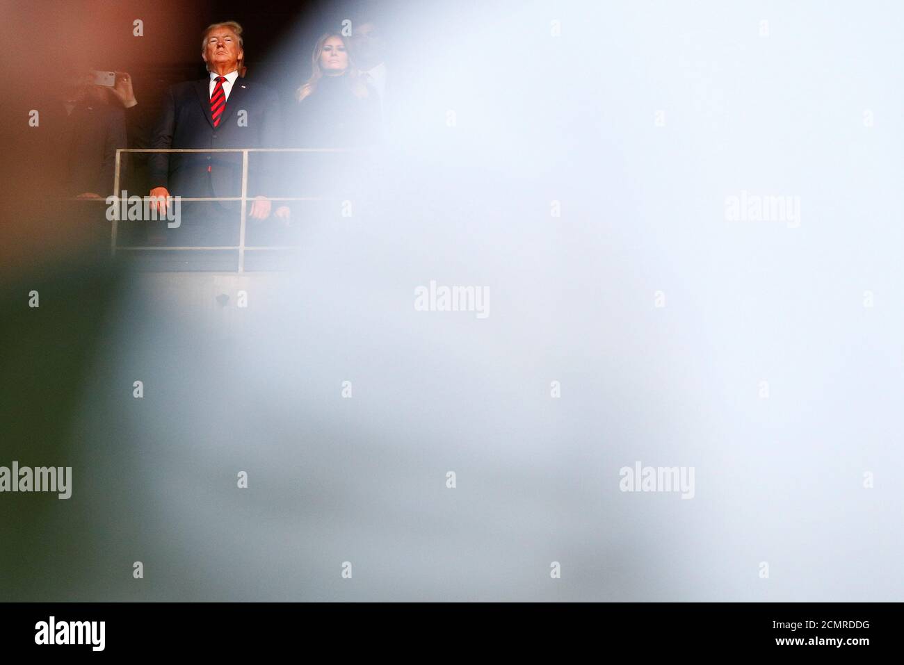 Le président américain Donald Trump et la première dame Melania Trump regardent la foule pendant la N.C.A.A. Match de football de la Division I entre l'Université d'État de Louisiane et l'Université d'Alabama au stade Bryant-Denny à Tuscaloosa, Alabama, États-Unis, le 9 novembre 2019. REUTERS/Tom Brenner Banque D'Images