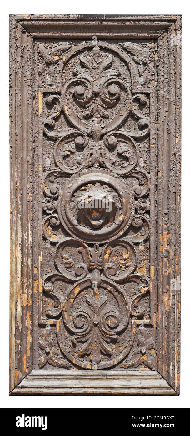 Le panneau en bois de l'ancienne porte rétro brisée est recouvert de peinture marron fissurée Banque D'Images