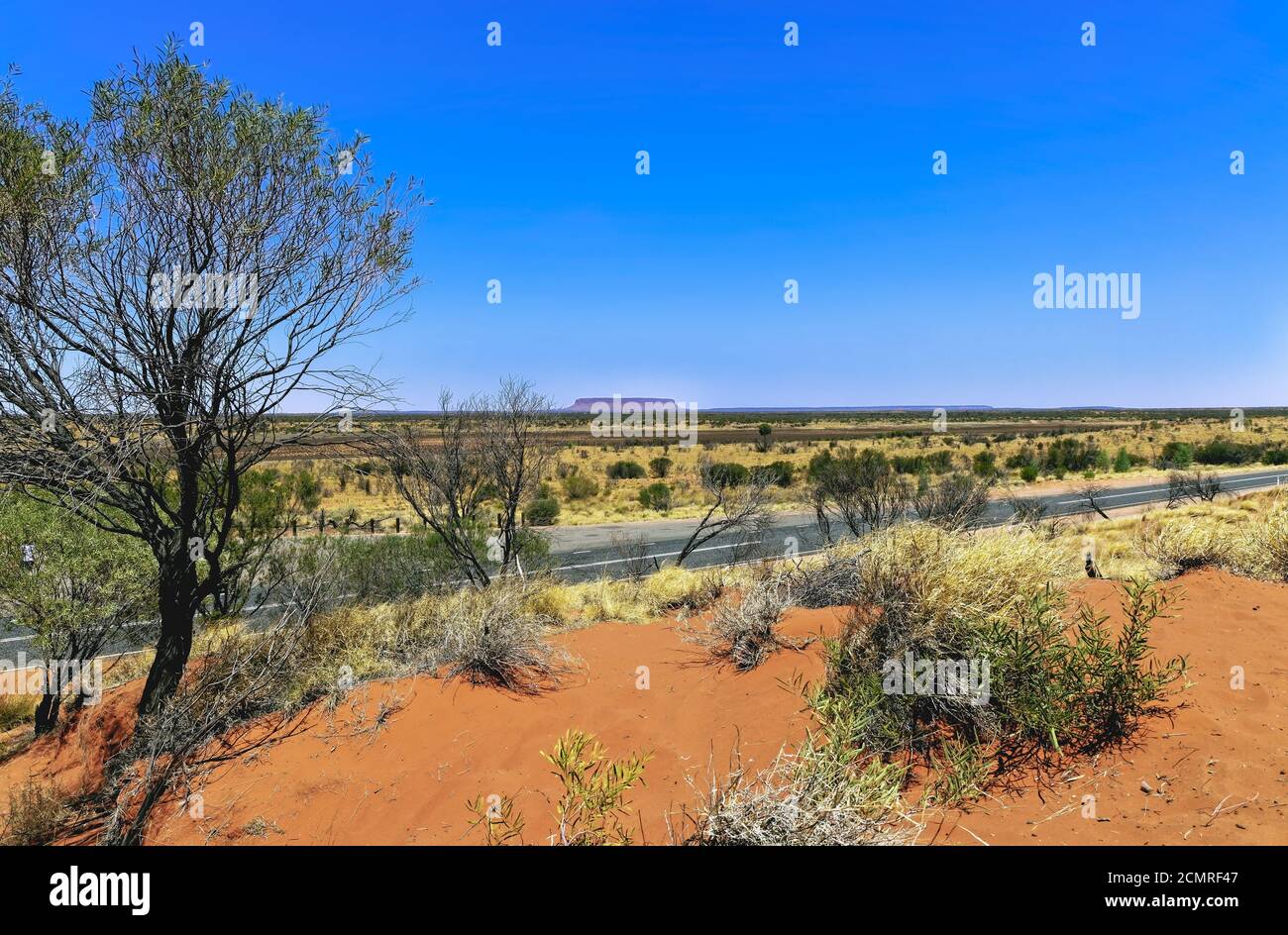 L'Outback australien avec le centre rouge du territoire du Nord Par l'autoroute Lasseter Banque D'Images