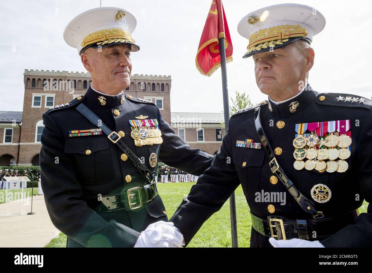 Joseph F. Dunford a abandonné le commandement du général Robert B. Neller. Banque D'Images