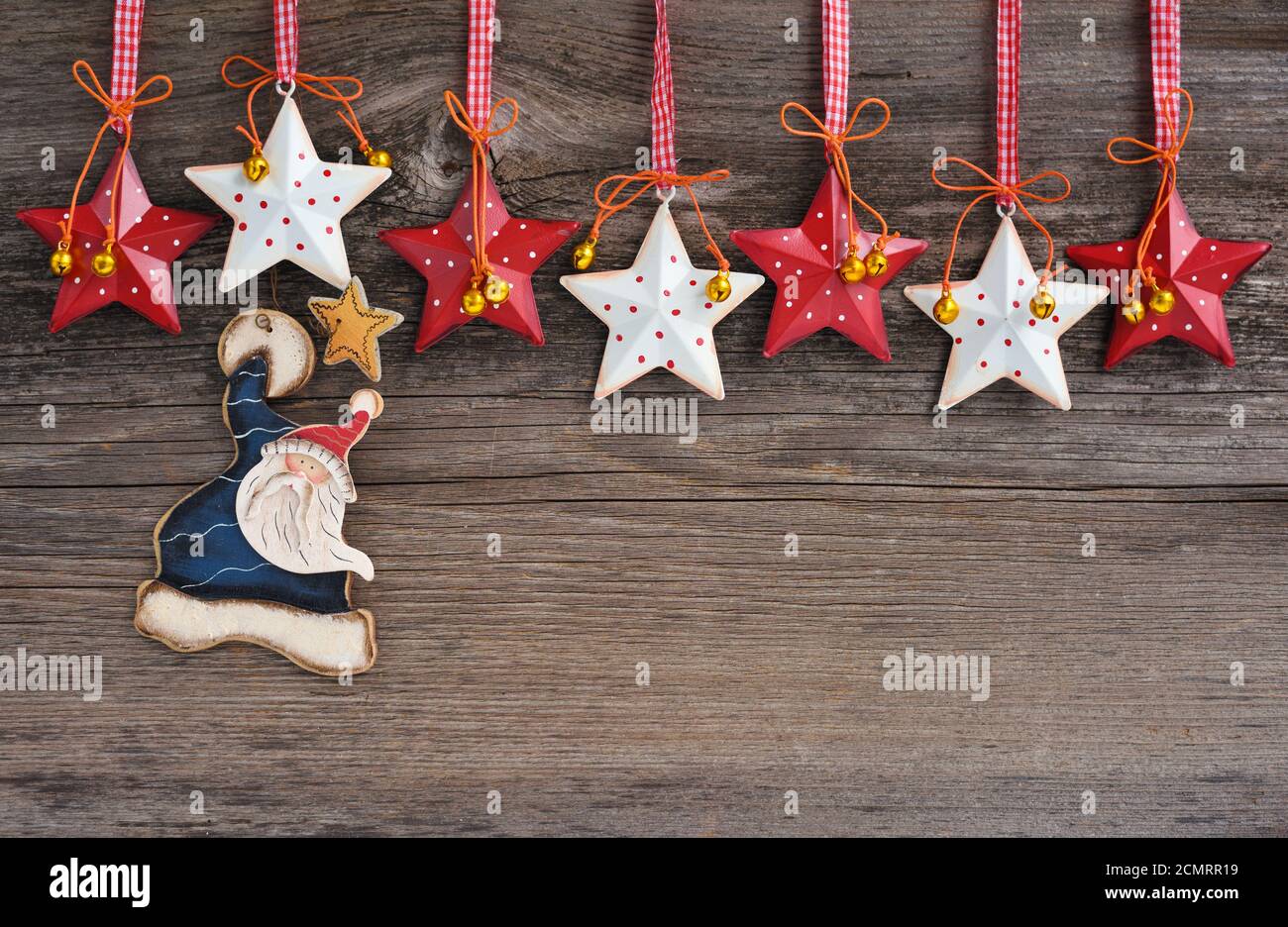 Père Noël avec décorations étoiles de Noël sur fond de bois. Carte de vœux de Noël ou du nouvel an. Banque D'Images