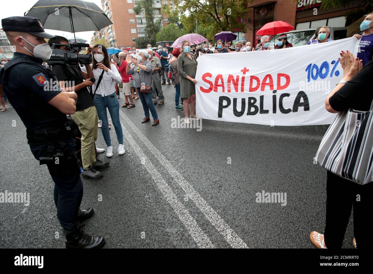 Madrid, Espagne ; 17/09/2020.- les habitants du quartier de Carabanchel à Madrid protestent en fermant la rue devant le centre de santé des Abrantes.des centaines de Madrilènes manifestent pour le manque de médecins dans leur centre de santé et demandent la démission d'Isabel Díaz Ayuso Pesidenta de la Communauté de Madrid pour le terrible Gestion de la pandémie du coronavirus. Demain, vendredi, Ayuso annonce des mesures plus extrêmes compte tenu du grand nombre d'infections dans la capitale espagnole, et après avoir attribué la croissance de la maladie "au mode de vie des immigrants" photo: Juan Carl Banque D'Images