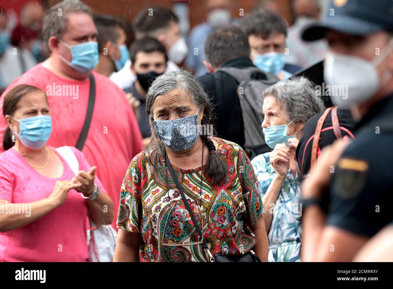 Madrid, Espagne ; 17/09/2020.- les habitants du quartier de Carabanchel à Madrid protestent en fermant la rue devant le centre de santé des Abrantes.des centaines de Madrilènes manifestent pour le manque de médecins dans leur centre de santé et demandent la démission d'Isabel Díaz Ayuso Pesidenta de la Communauté de Madrid pour le terrible Gestion de la pandémie du coronavirus. Demain, vendredi, Ayuso annonce des mesures plus extrêmes compte tenu du grand nombre d'infections dans la capitale espagnole, et après avoir attribué la croissance de la maladie "au mode de vie des immigrants" photo: Juan Carl Banque D'Images