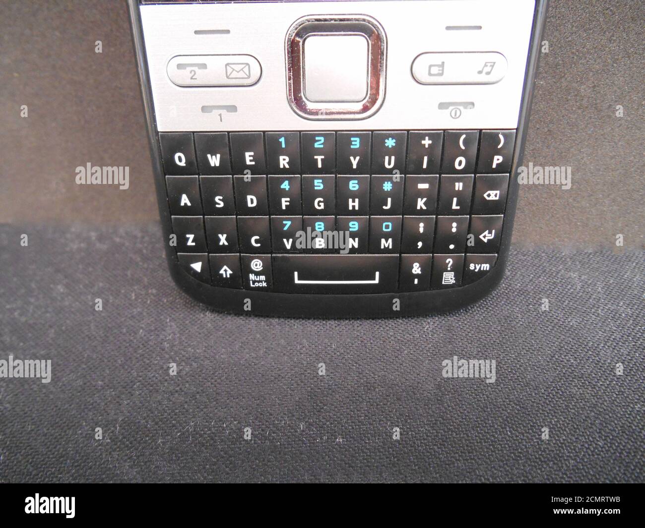 téléphone, téléphone cellulaire, noir et argent vintage avec clavier Qwerty, radio FM et TV Banque D'Images