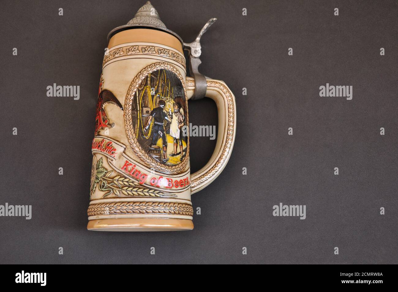 Tasse en céramique, budweiser avec l'inscription King of Beer in relief, sur fond noir, utilisée pour boire de la bière, vue de dessus Banque D'Images