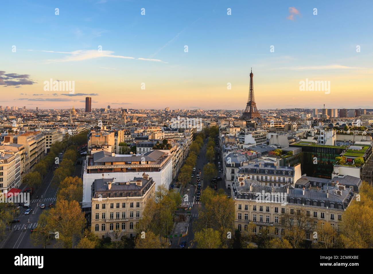 Paris France vue aérienne sur la ville à la Tour Eiffel et des Champs Elysees street Banque D'Images