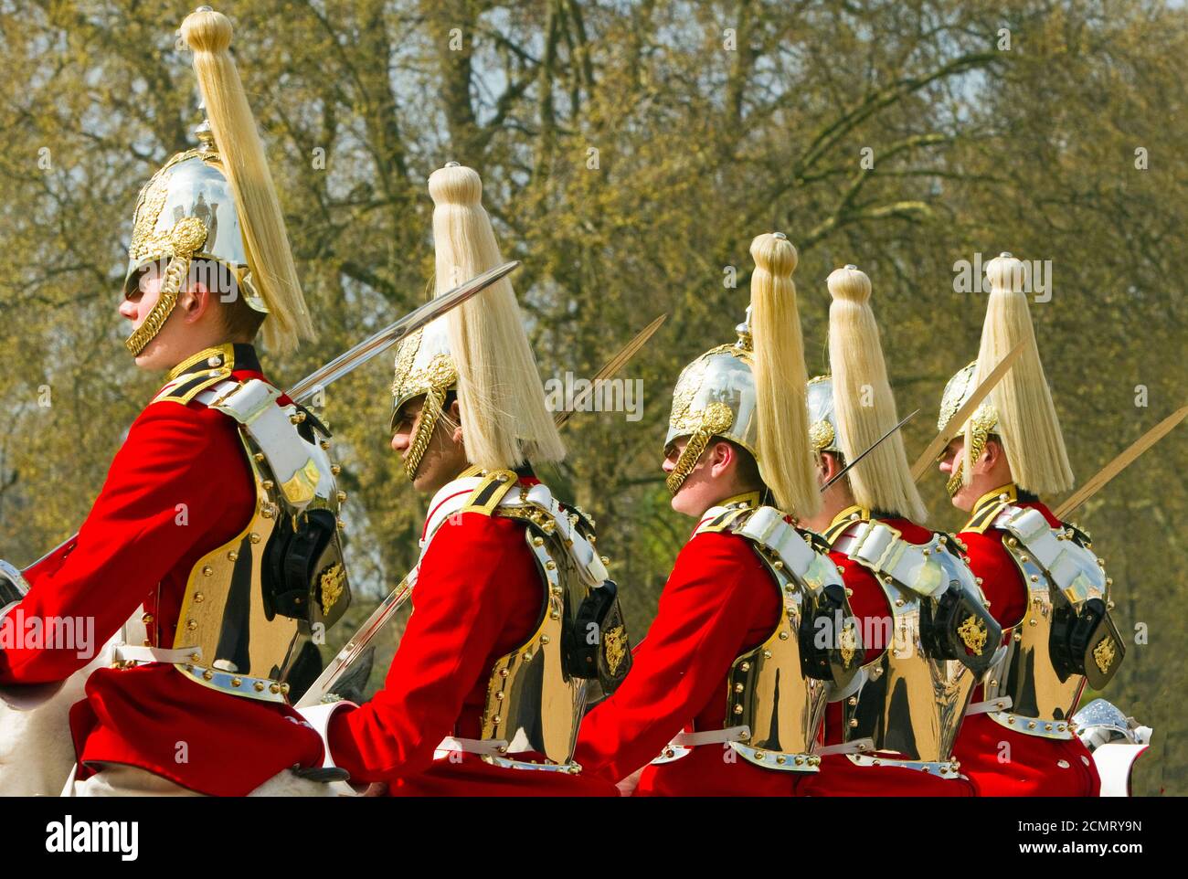 Procession de la relève de la garde, cérémonie montée dans le Mall, à l'extérieur de Buckingham Palace, Londres, Royaume-Uni Banque D'Images