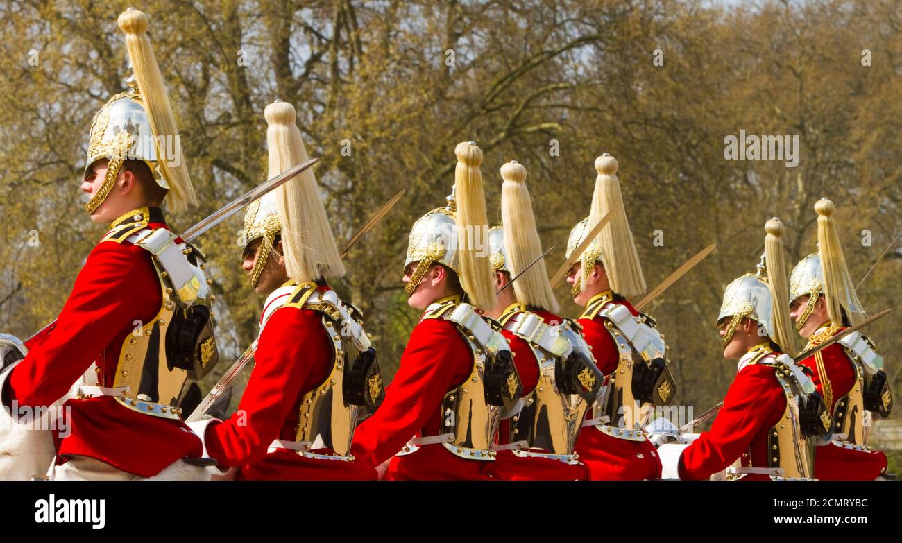 Procession de la relève de la garde, cérémonie montée dans le Mall, à l'extérieur de Buckingham Palace, Londres, Royaume-Uni Banque D'Images