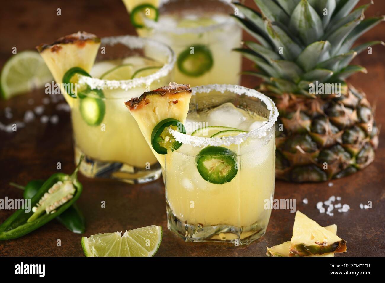 Cocktail sans alcool Ananas margarita, tequila avec de la chaux et jalapeno Banque D'Images