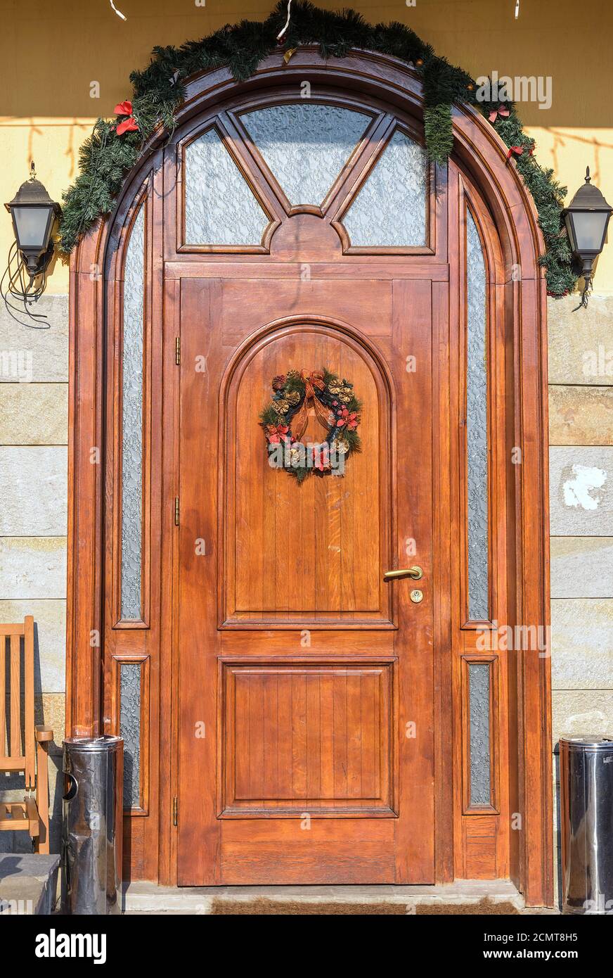 porte en bois décorée avec une couronne de noël Banque D'Images