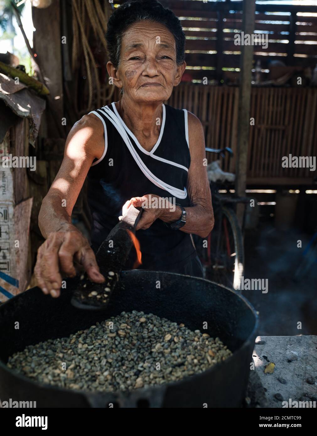 BARACOA, CUBA - VERS JANVIER 2020 : torréfaction des fèves de cacao de la laamn cubaine à Baracoa. Les exploitations de cacao sont répandues et largement connues dans la région. Cacao et chocolat Banque D'Images