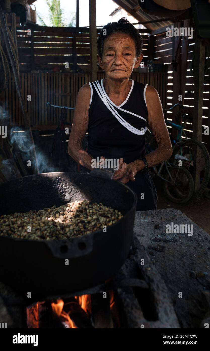 BARACOA, CUBA - VERS JANVIER 2020 : torréfaction des fèves de cacao de la laamn cubaine à Baracoa. Les exploitations de cacao sont répandues et largement connues dans la région. Cacao et chocolat Banque D'Images
