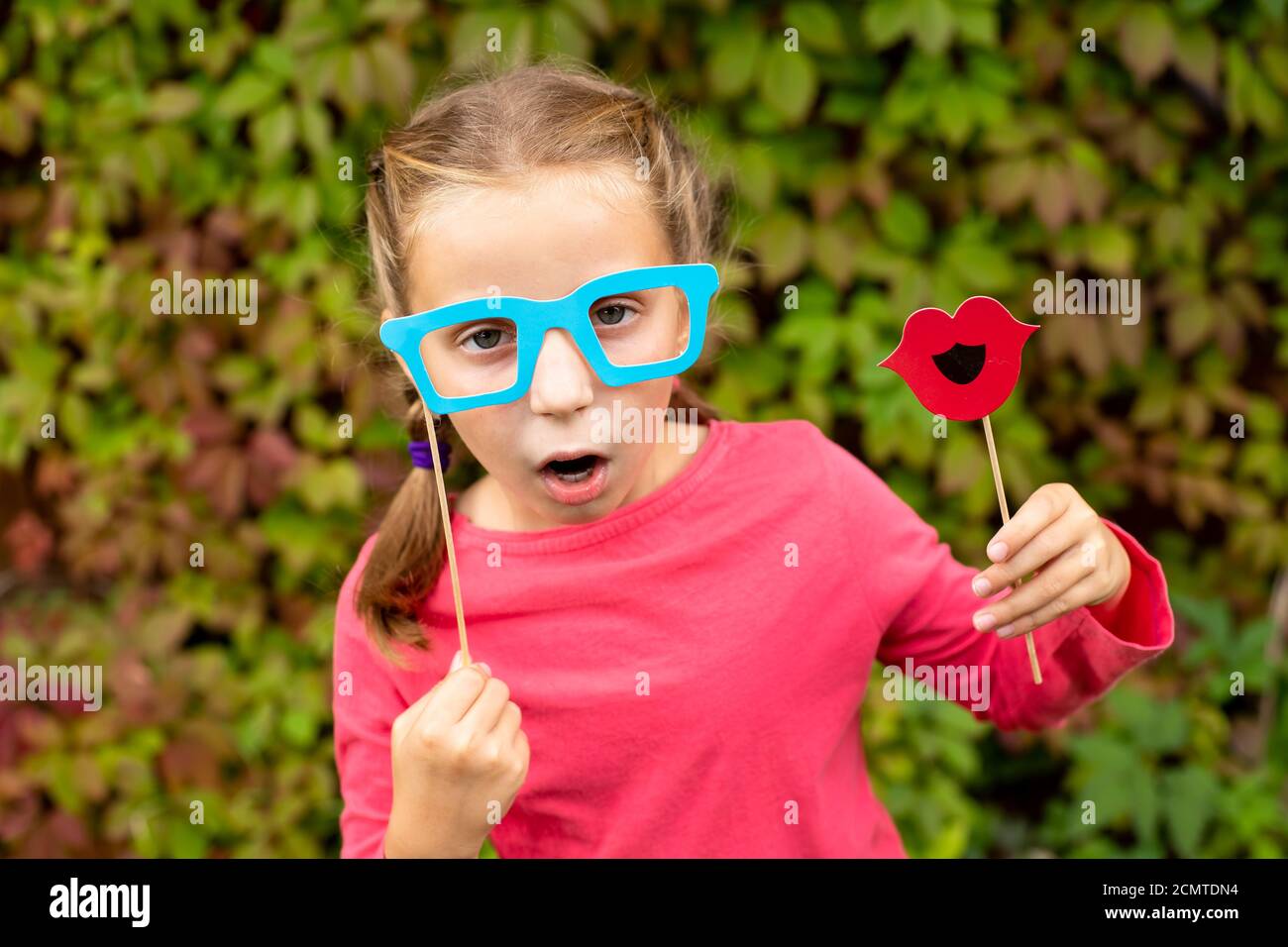 Une Jeune Fille Se Prepare Pour Une Fete D Anniversaire Avec Des Accessoires De Stand De Photo Ensemble Anniversaire Et Fete De Photobooth Et Mariage Enfant Heureux Avec Des Verres Chapeau Levres Photo Stock