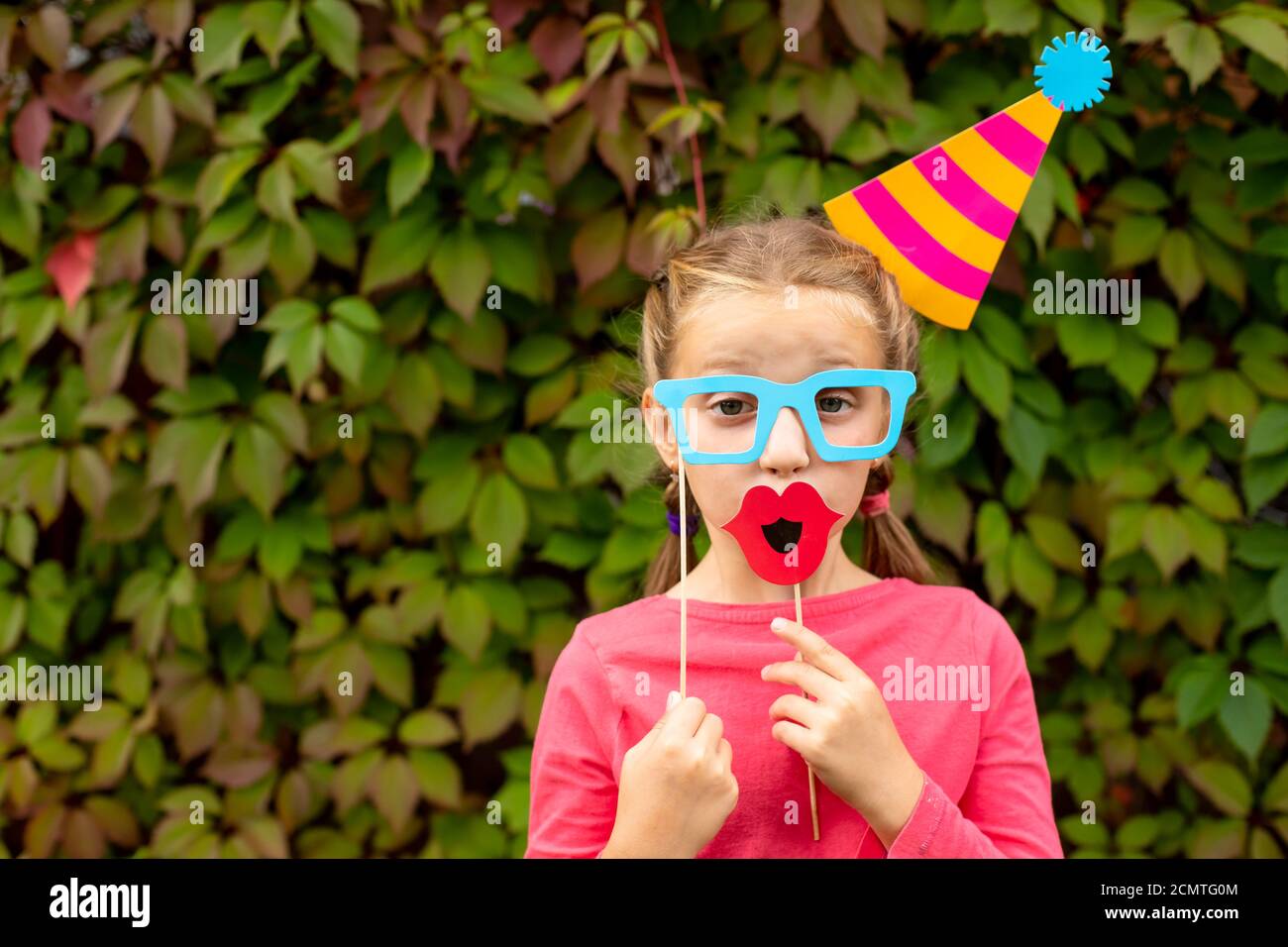 Une Jeune Fille Se Prepare Pour Une Fete D Anniversaire Avec Des Accessoires De Stand De Photo Ensemble Anniversaire Et Fete De Photobooth Et Mariage Enfant Heureux Avec Des Verres Chapeau Levres Photo Stock