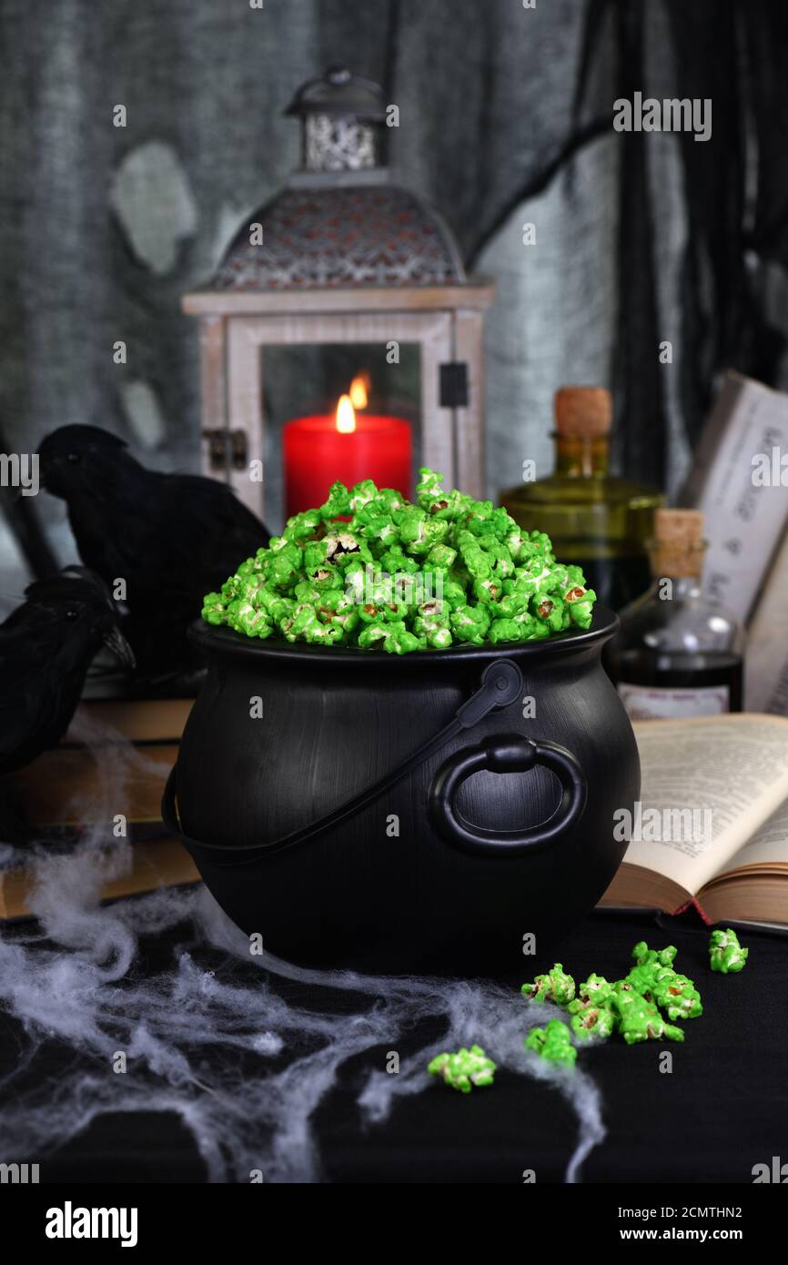 Pop-corn de Halloween pour les zombies boogers. Trucs et gâteries. Idées et inspiration pour le chic effrayant de Hallow Banque D'Images