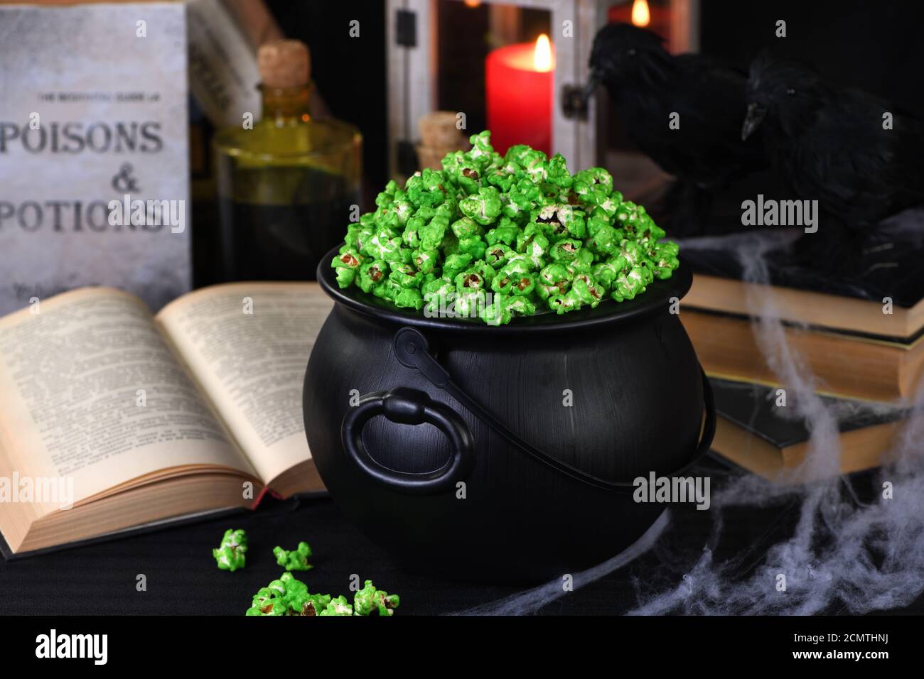 Pop-corn de Halloween pour les zombies boogers. Trucs et gâteries. Idées et inspiration pour le chic effrayant de Hallow Banque D'Images