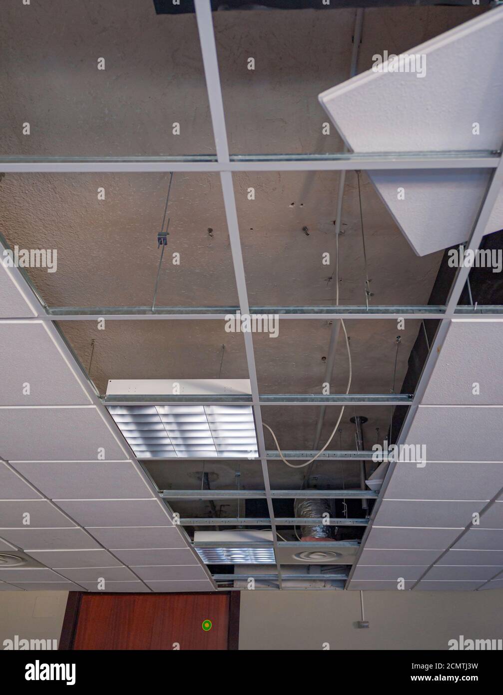 Suspended ceiling structure installation gypsum Banque de photographies et d’images à haute