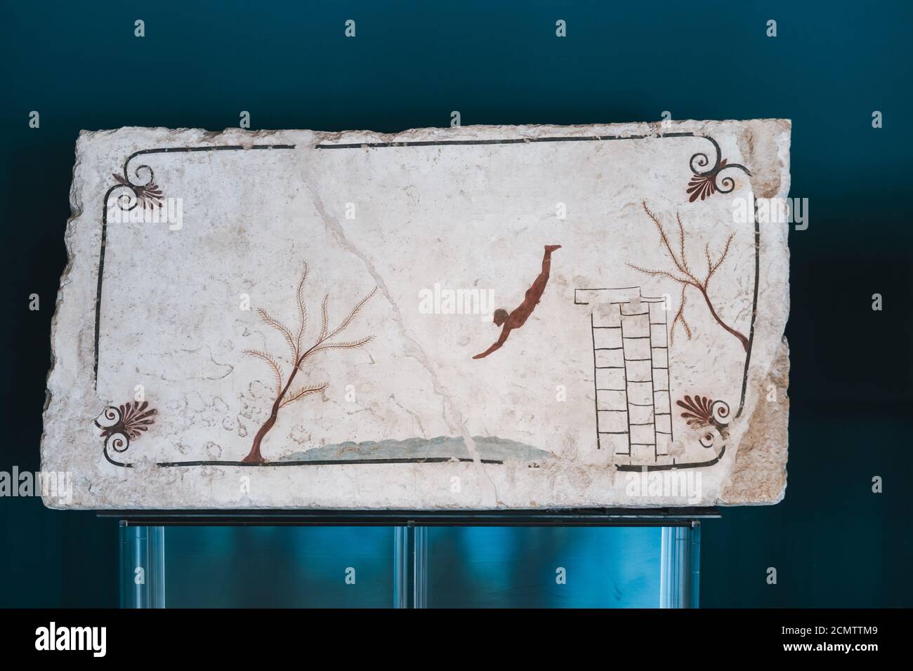 Paestum, Italie - août 25 2020 : tombe du plongeur ou de la tombe de Tuffatore, couvre la dalle en fresque, une artète de la Magna Graecia Banque D'Images