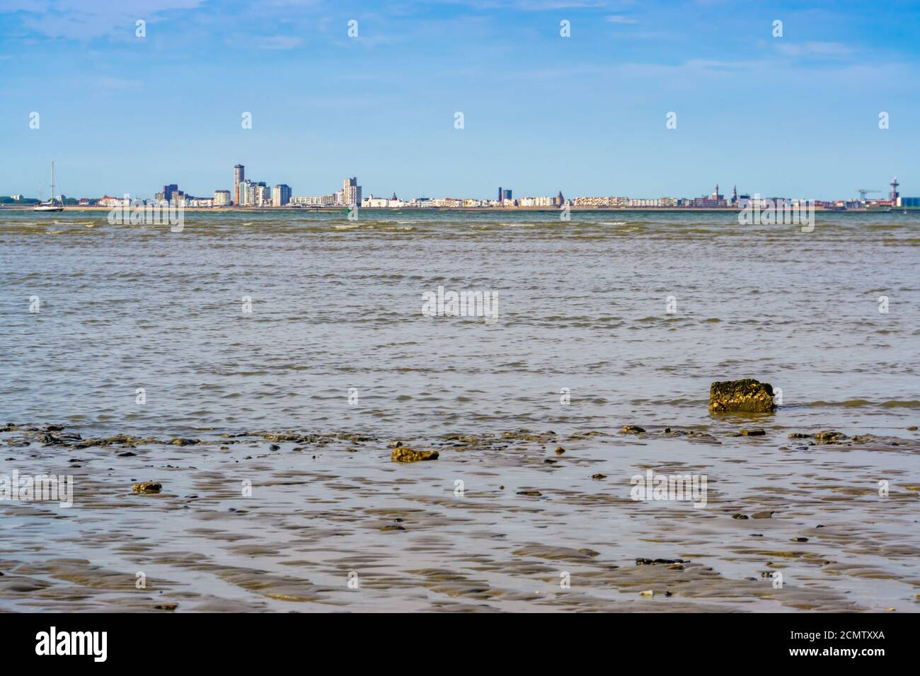 Les Mudflats de Breskens plage avec vue sur la ville de vlissingen, Zeeland, pays-Bas Banque D'Images