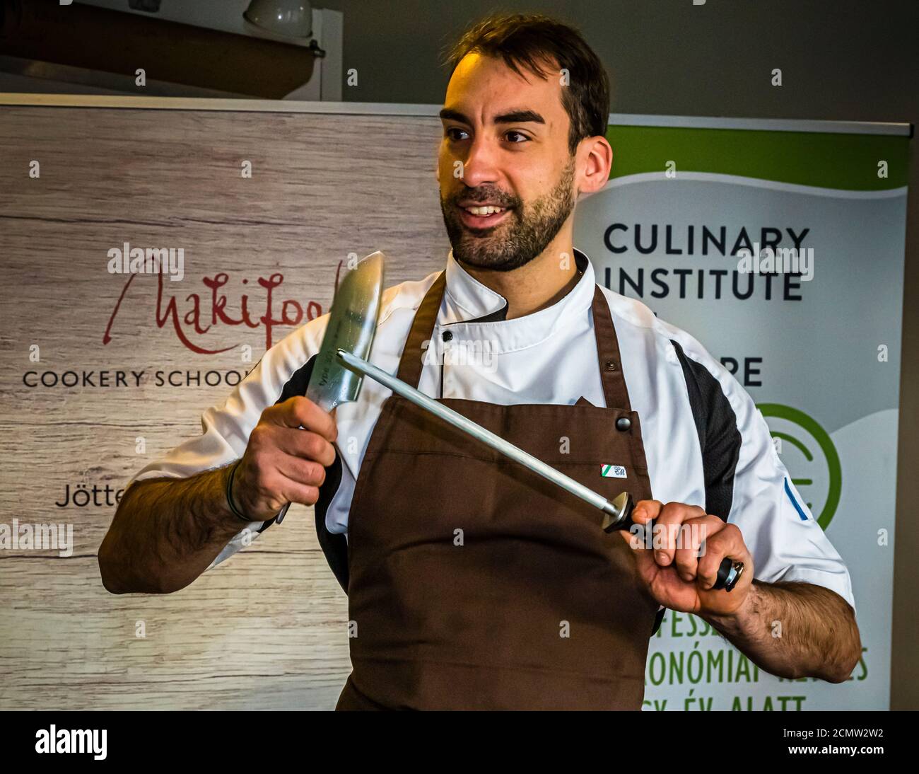 Laszlo Papdi fait de la lame de chef Chroma Type 301 le premier exercice de coupe. Le classique attend : l'oignon. Le fait de couper un oignon est téreux ou sans déchirure dépend dans une large mesure de la technique de coupe et de la netteté d'un couteau Banque D'Images
