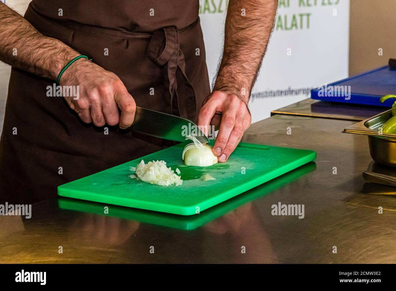 Laszlo Papdi fait de la lame de chef Chroma Type 301 le premier exercice de coupe. Le classique attend : l'oignon. Le fait de couper un oignon est téreux ou sans déchirure dépend dans une large mesure de la technique de coupe et de la netteté d'un couteau Banque D'Images