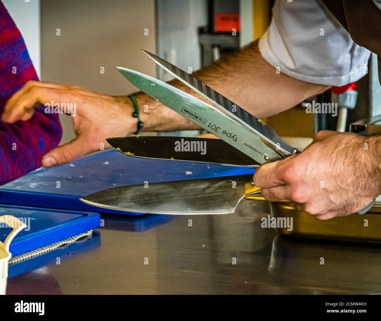 Comment arrondir une truite ? Laszlo Papdi explique la technique de coupe dans la cuisine lors d'un cours à l'Institut culinaire de Budapest, Hongrie Banque D'Images