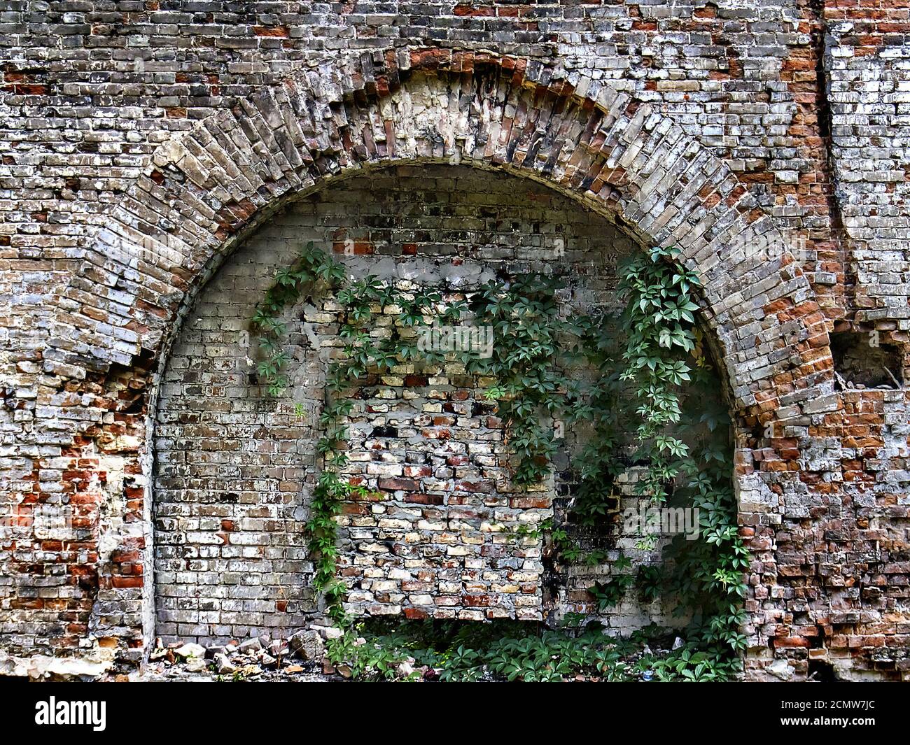 mur en pierre d'une vieille maison avec maçonnerie en briques Banque D'Images