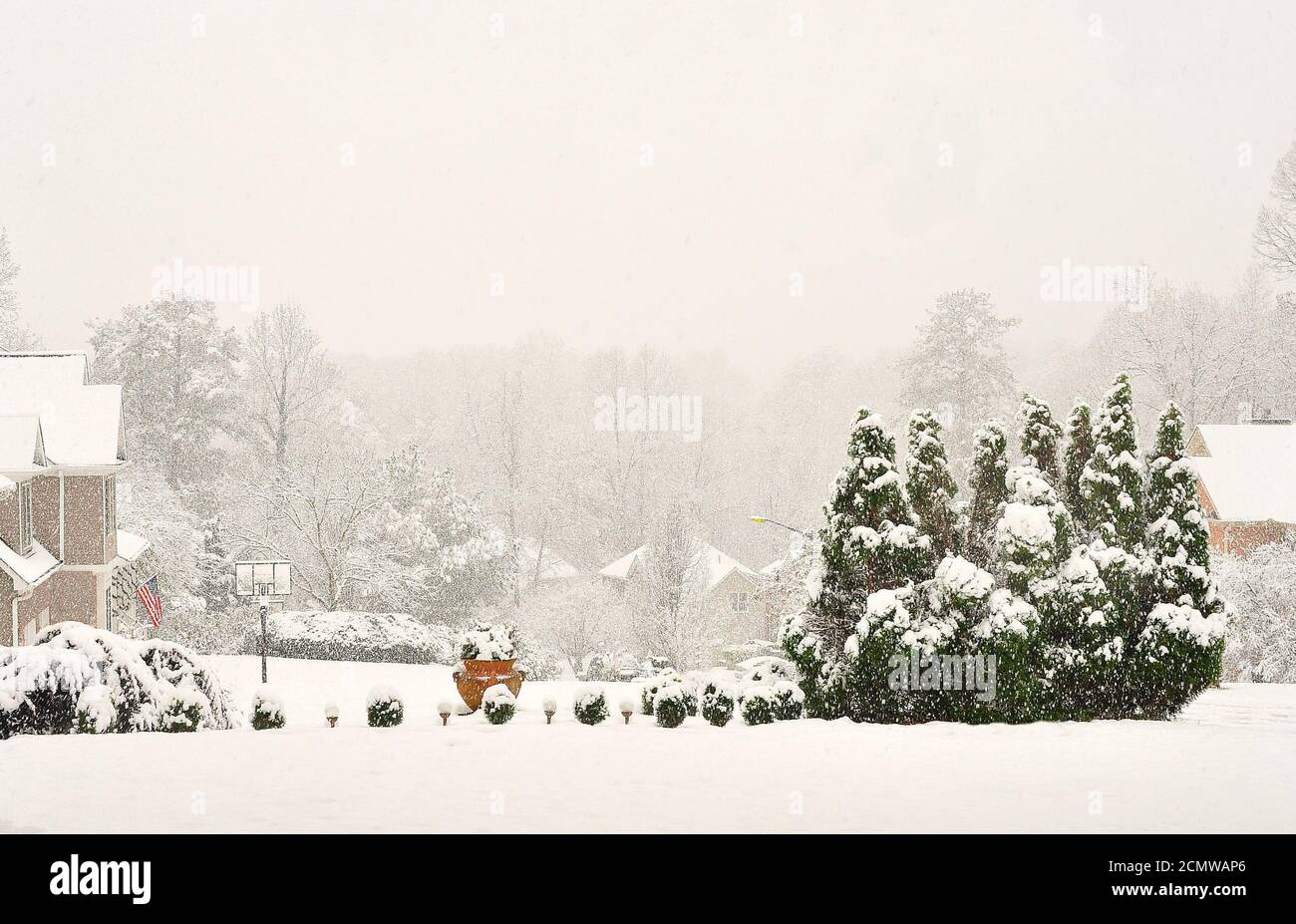 Paysage d'hiver d'une banlieue américaine lors d'une tempête de neige Le Sud-est Banque D'Images