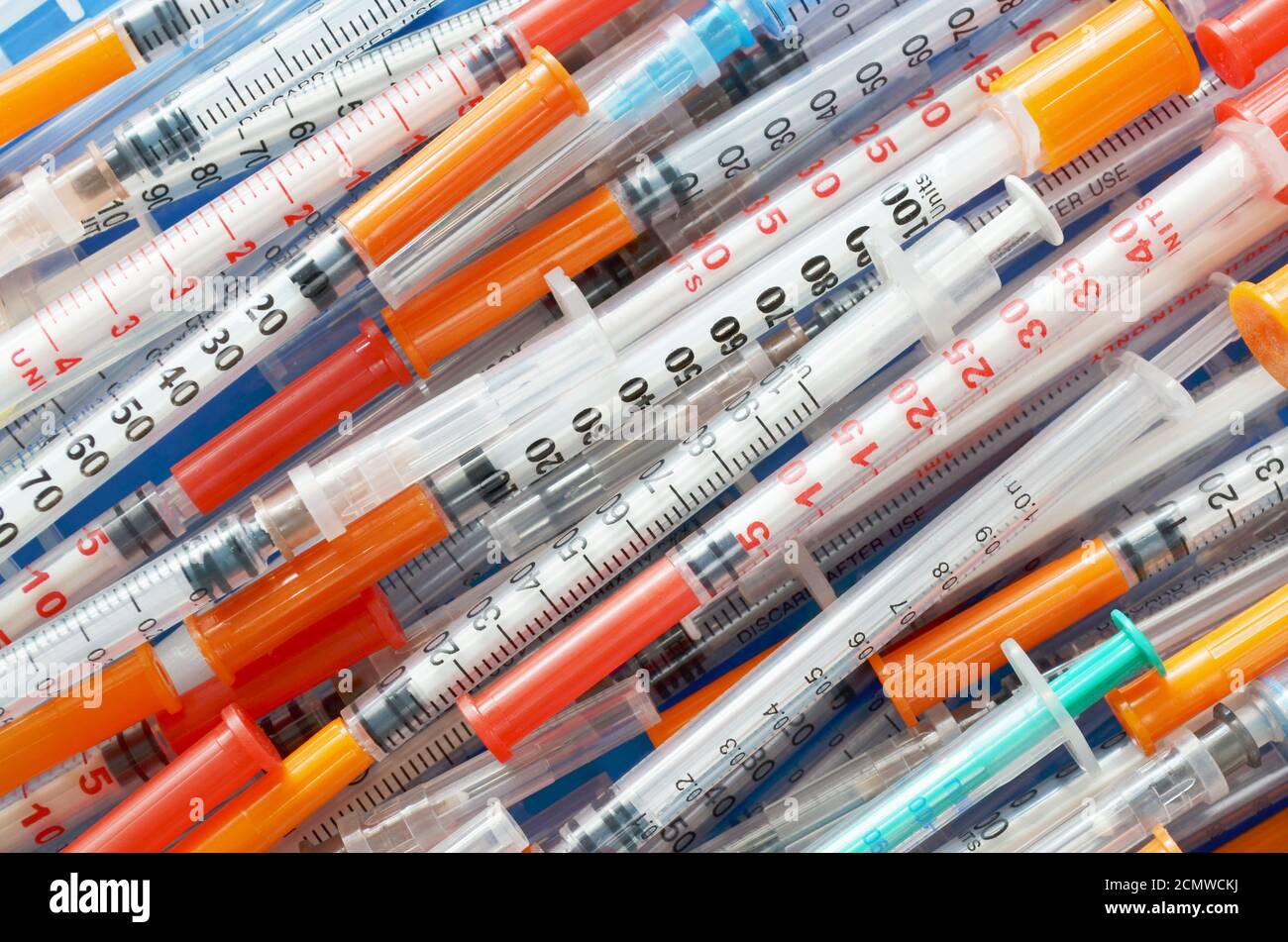 Différentes seringues d'insuline jetables situées en diagonale comme arrière-plan, vue de dessus. Concept de soins de santé. Banque D'Images