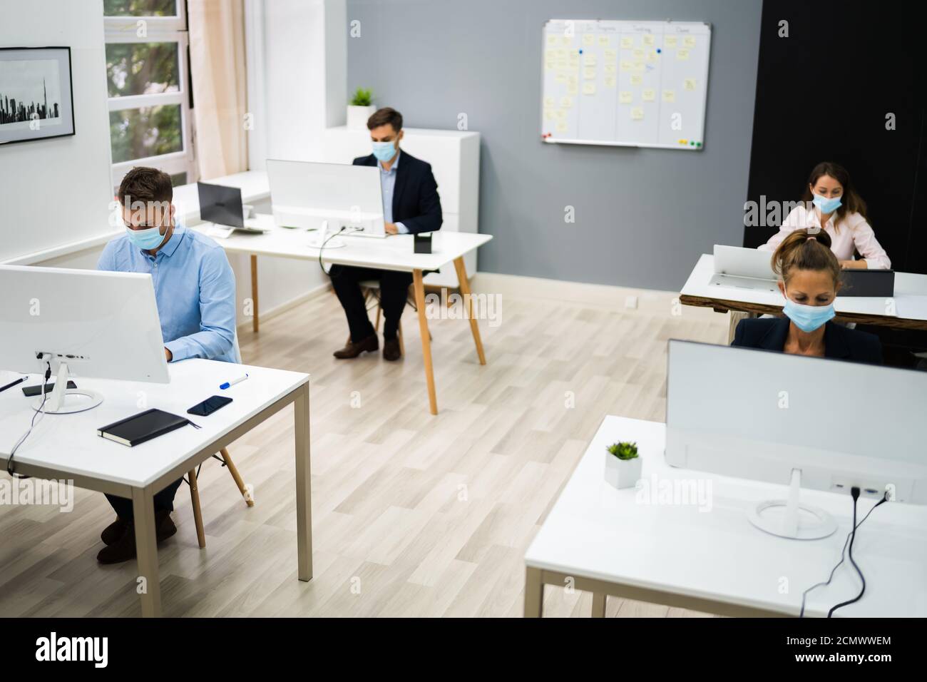 Formation de l'équipe commerciale. Utilisation de l'ordinateur avec le masque de visage Banque D'Images