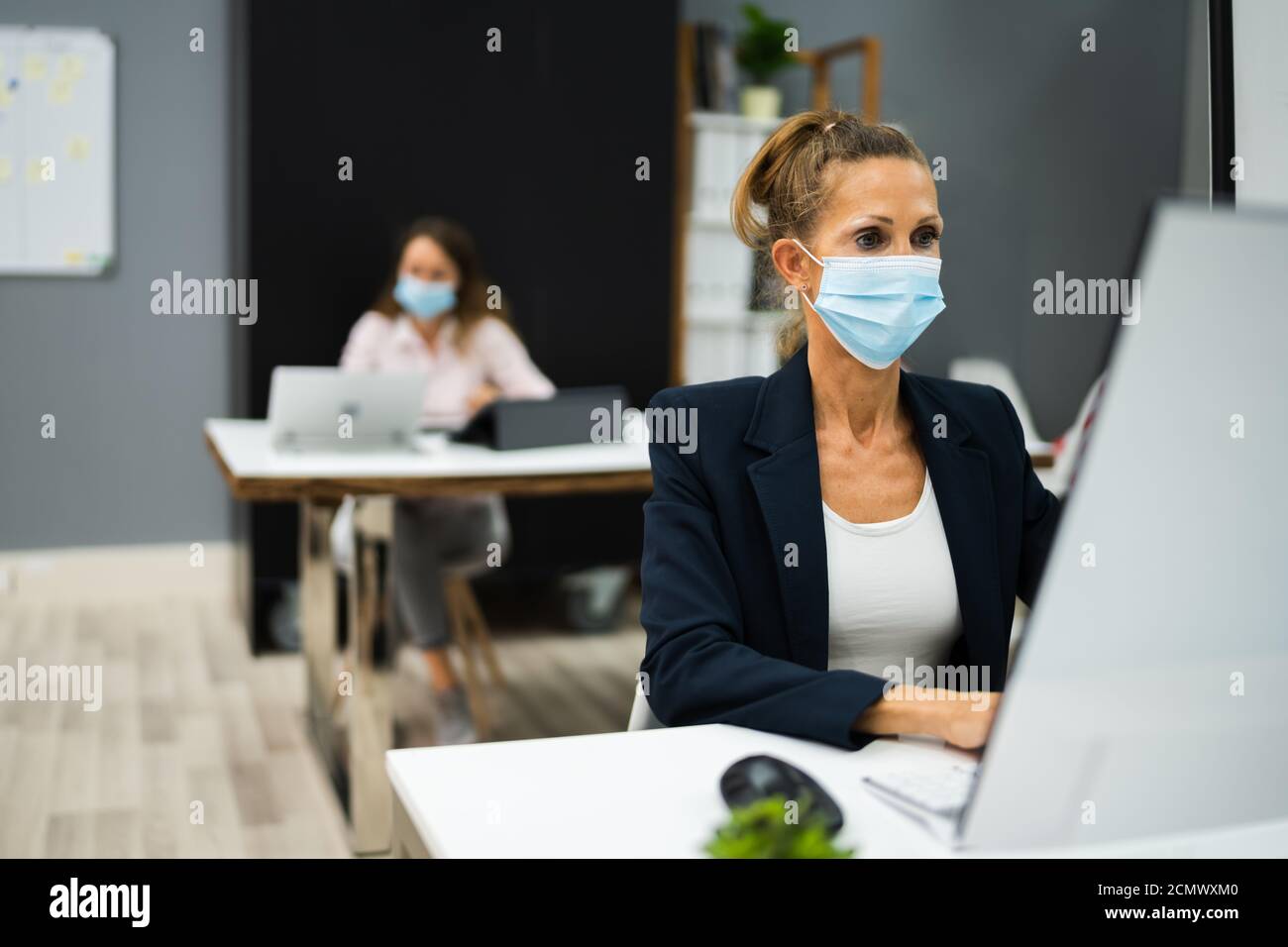 Formation de l'équipe commerciale. Utilisation de l'ordinateur avec le masque de visage Banque D'Images