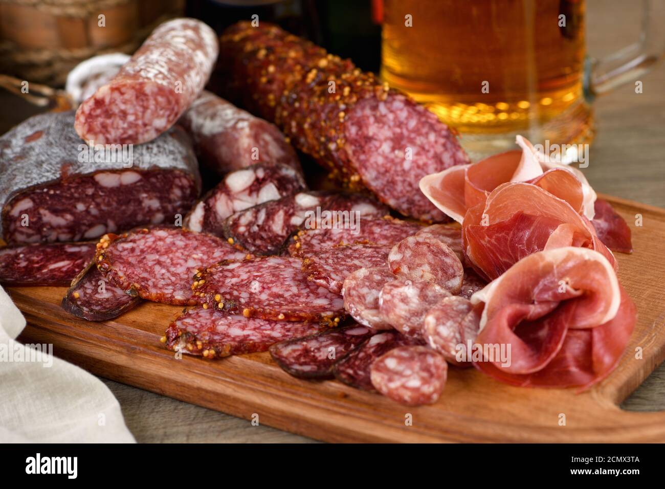 Plat antipasti au bacon, jerky, salami, graissini croustillant au fromage. Un hors-d'œuvre de viande est un excellent moi Banque D'Images