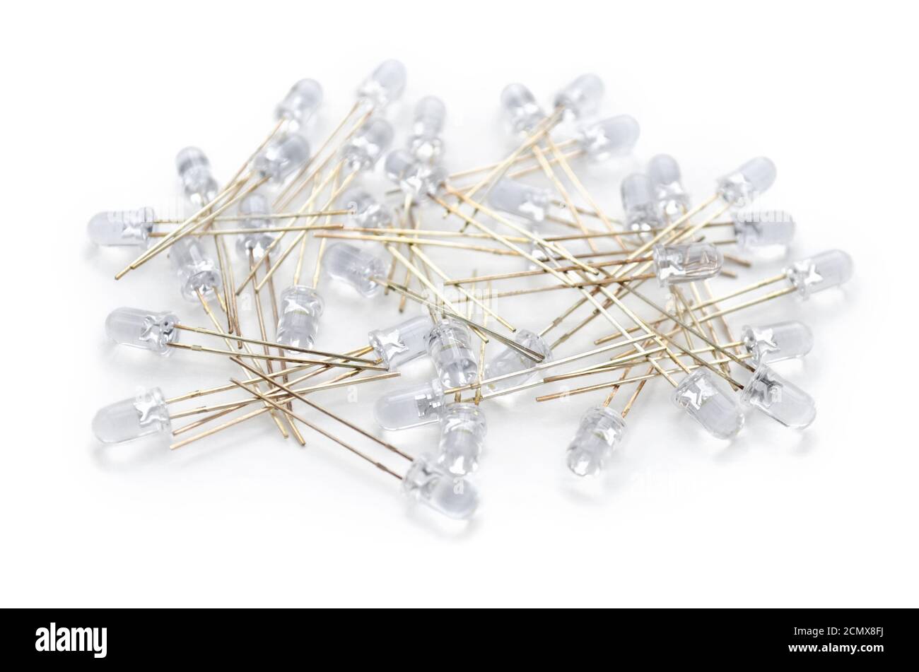 Groupe de diodes électroluminescentes blanches en gros plan. Composants électroniques isolés sur fond blanc. Faible profondeur de champ, mise au point sélective Banque D'Images