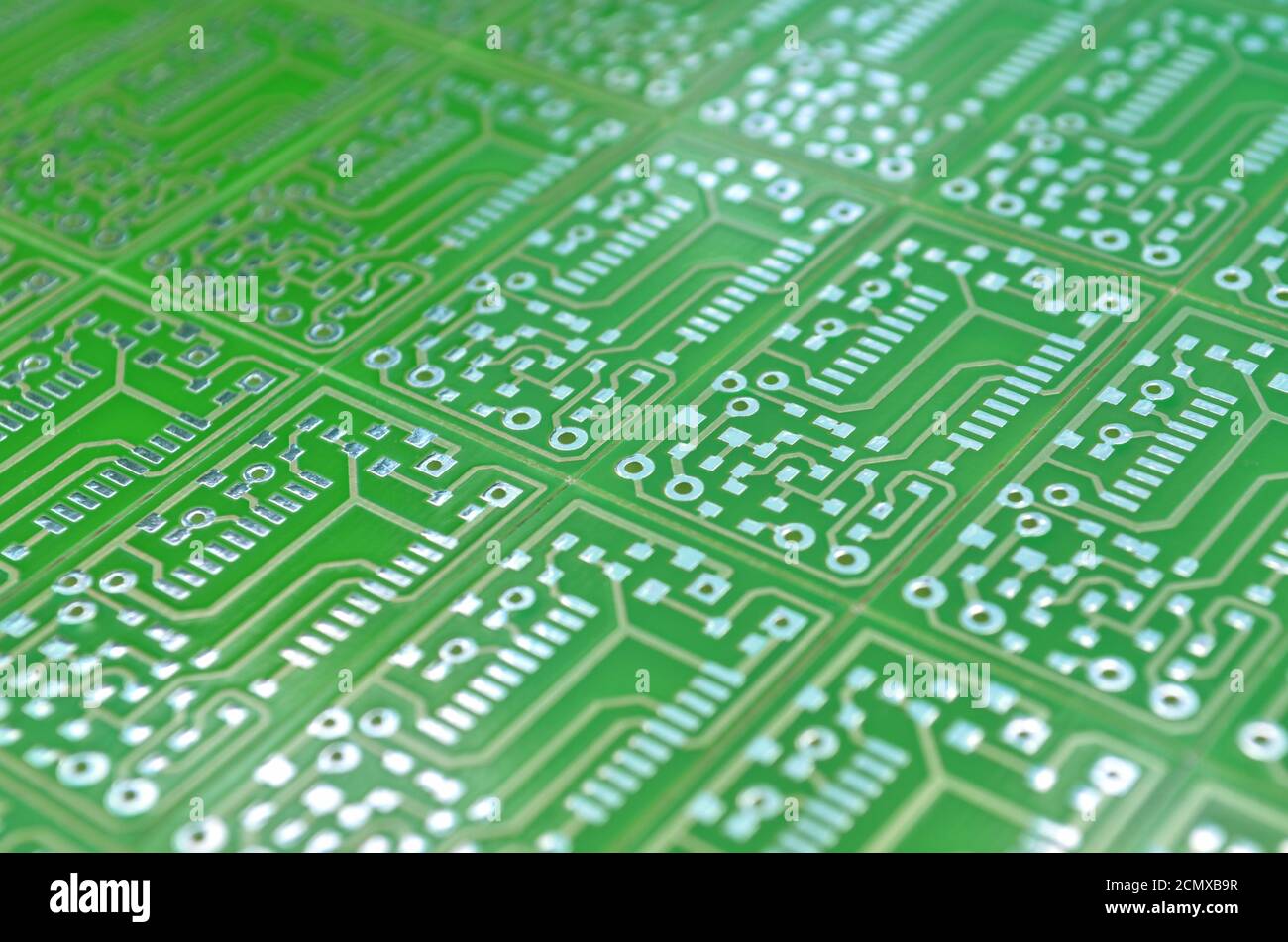 Vue rapprochée d'une carte électronique verte comme fond, mise au point sélective. Concept de développement de circuits électroniques Banque D'Images