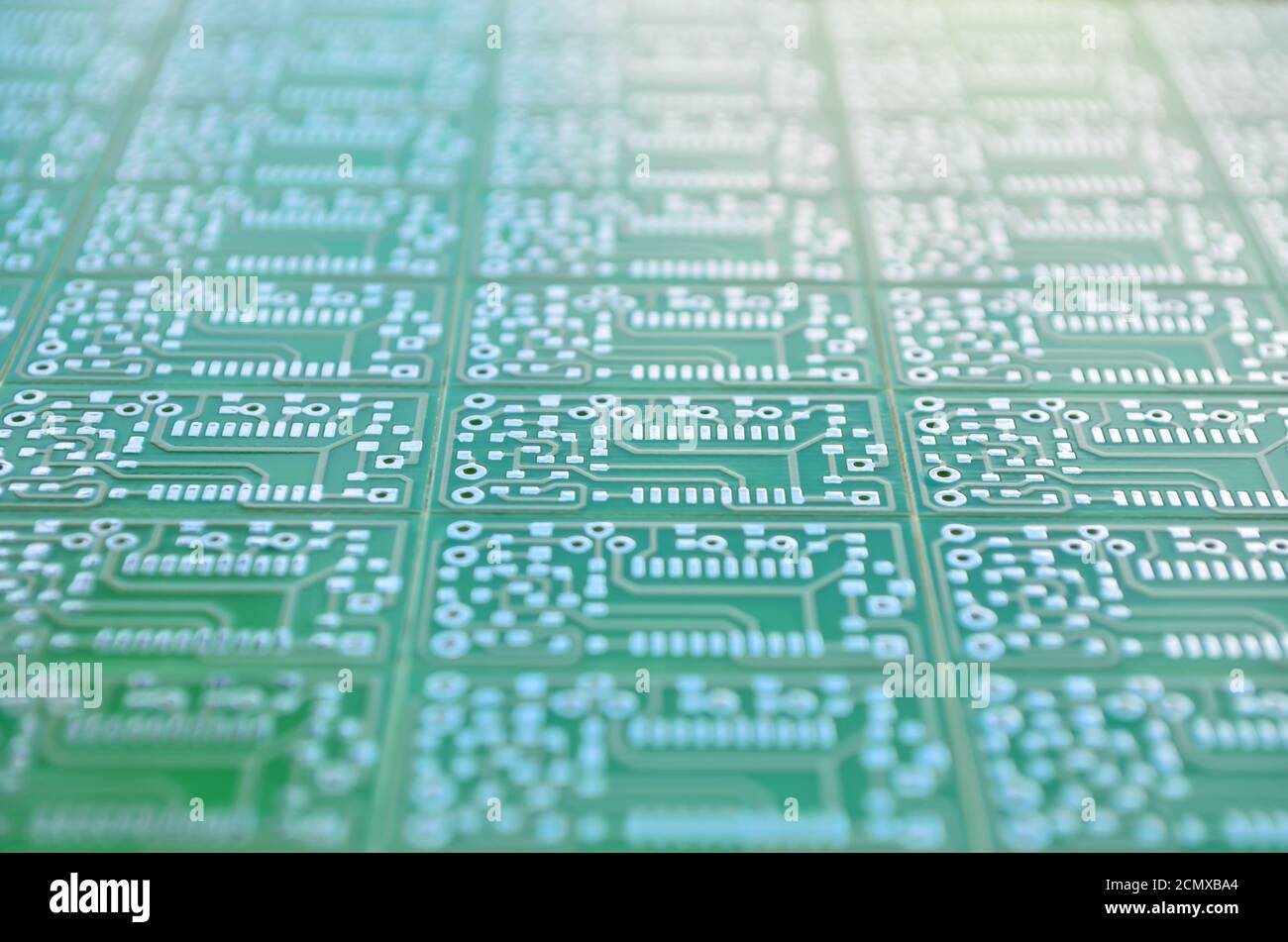 Cartes de circuits électroniques vertes multipliées en gros plan avec une faible profondeur de champ comme arrière-plan. Concept de développement de circuits électroniques Banque D'Images