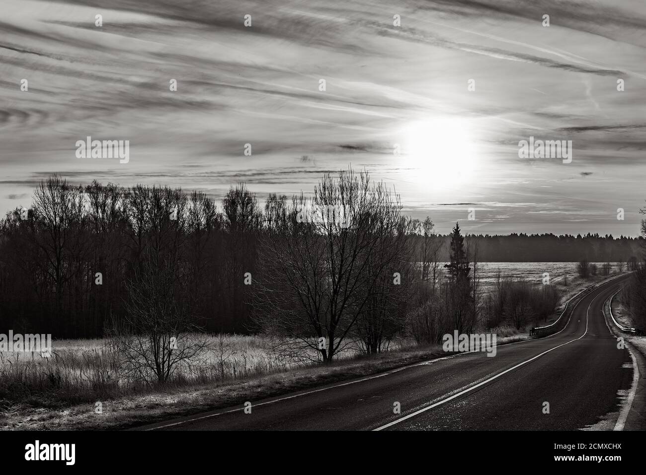 route de paysage en noir et blanc au coucher du soleil Banque D'Images