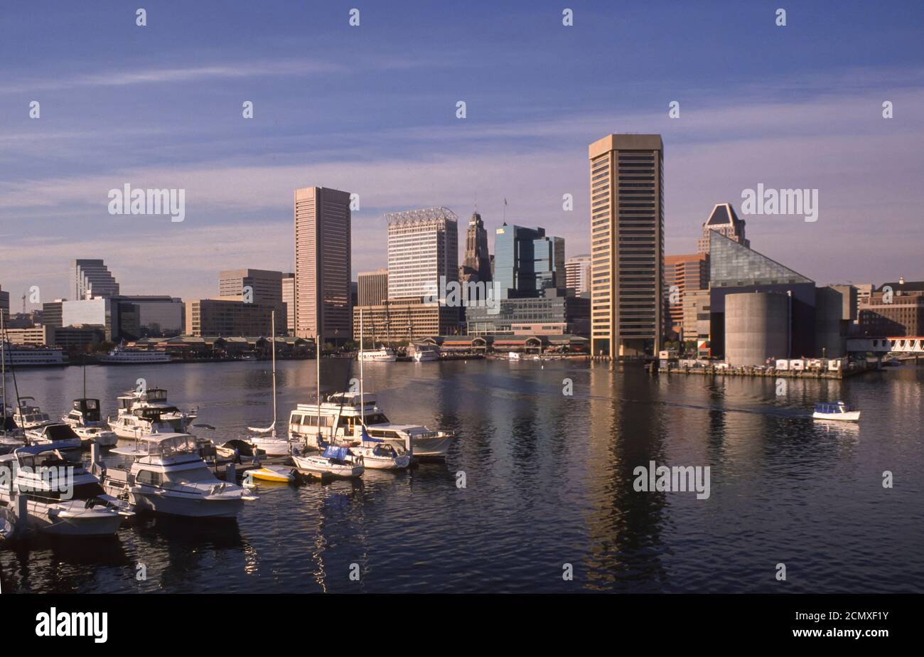 BALTIMORE, MARYLAND, États-Unis - bâtiments et bateaux à l'intérieur du port. Banque D'Images