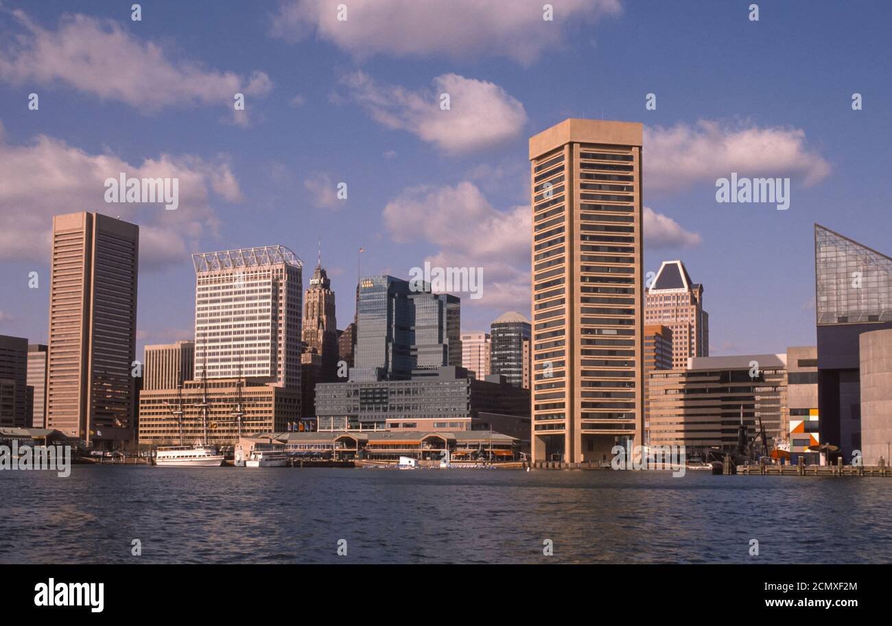 BALTIMORE, MARYLAND, États-Unis - bâtiments et bateaux à l'intérieur du port. Banque D'Images