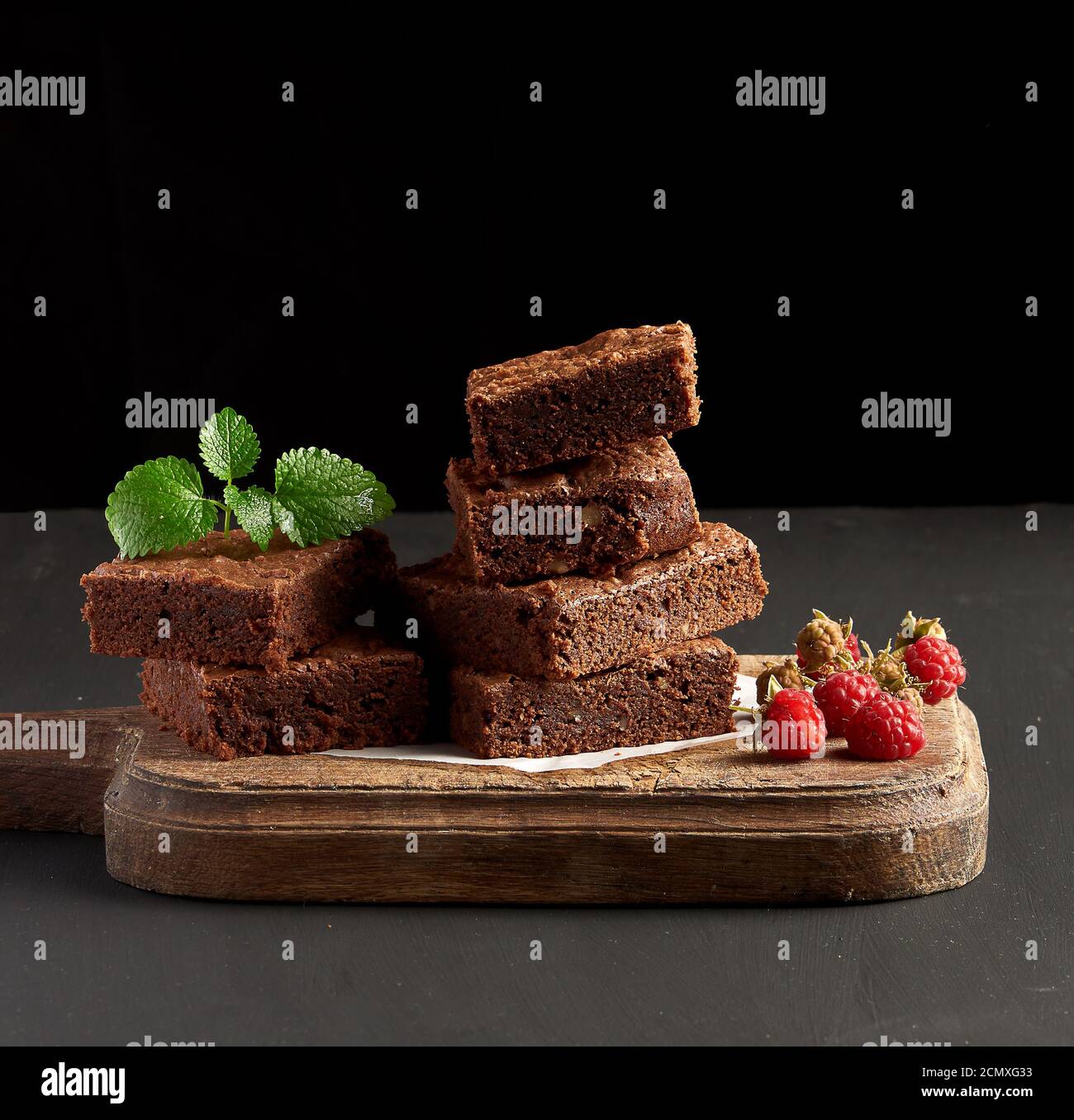 Pile De Petits Morceaux Carres De Brownies Gateau Sur Une Planche A Decouper En Bois Brun Photo Stock Alamy