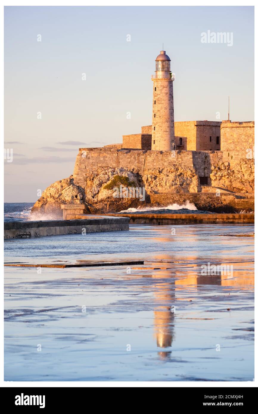 Forteresse et phare El morro au coucher du soleil , symbole de la ville de la Havane Banque D'Images