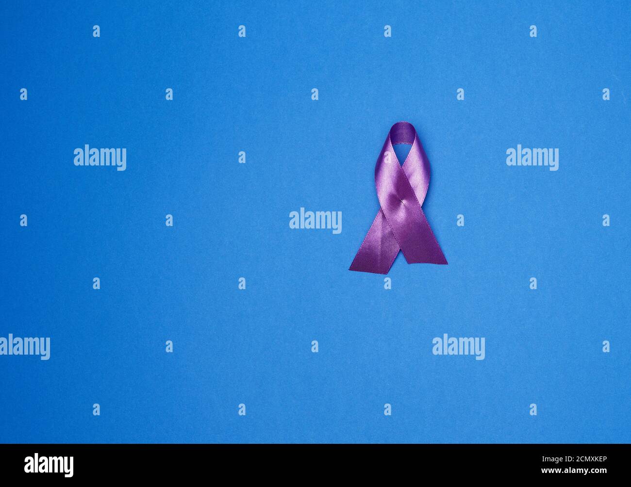 Ruban violet comme symbole de la recherche précoce et de la lutte contre la maladie, la maladie d'Alzheimer Banque D'Images