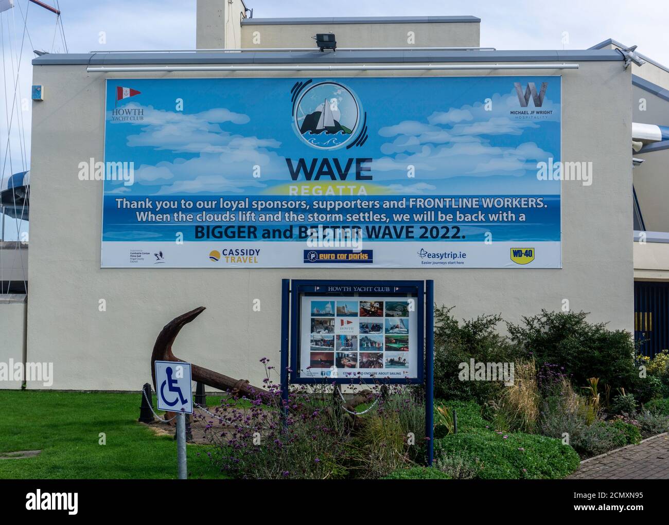 Un panneau sur le Howth Yacht Club à Dublin, Irlande au sujet du report de la Régate de vague jusqu'en 2022 en raison de la situation de Covid. Banque D'Images