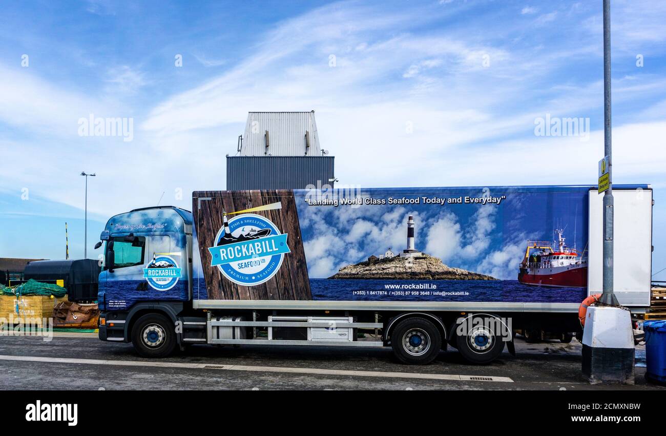 Un camion Rockahill Fish Processors se charge à Howth, Dublin, Irlande. Banque D'Images