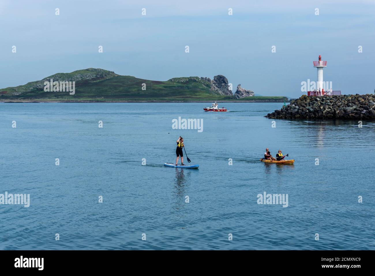 Paddle-board et kayak à Howth, port, Dublin, Irlande avec Irelands Eye Island en arrière-plan. Banque D'Images