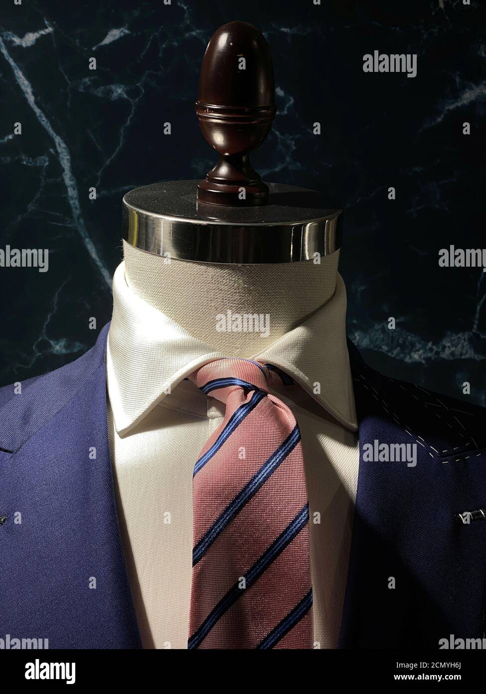 Mannequin boutique habillé en costume et cravate Photo Stock - Alamy